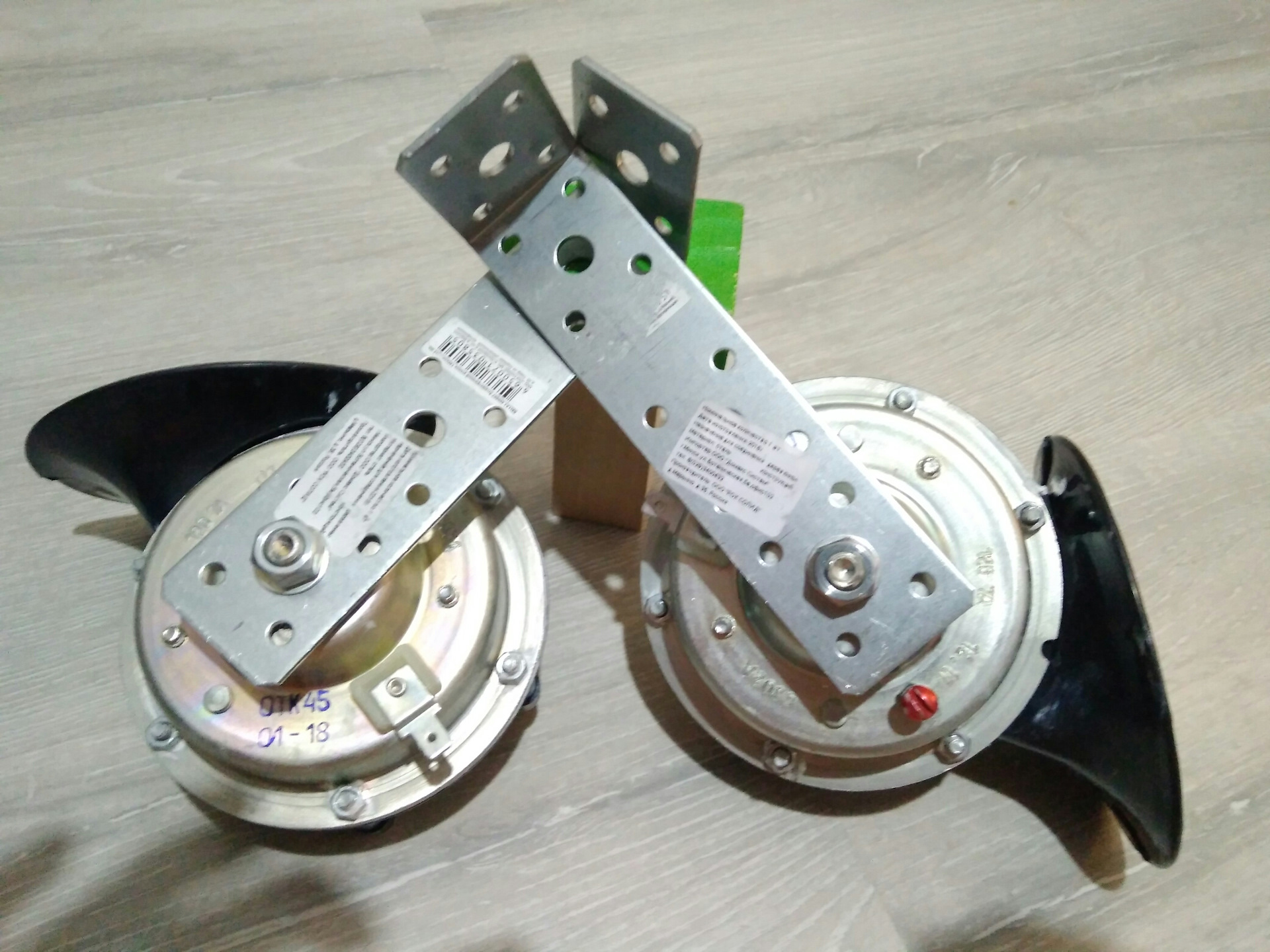 пластина крепления сигнала ваз 2108. крипления для сигнал гудок на авто. клаксон ваз 2101. крепление сигнала. меган 2 сигнал от волги.