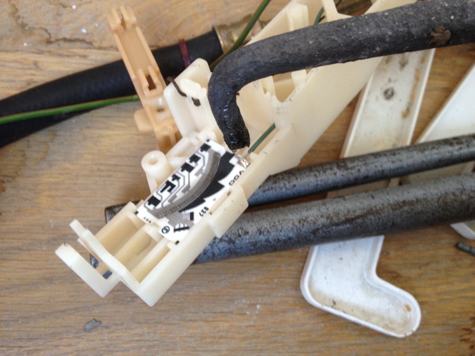 Датчик уровня топлива дут. Чиним датчик уровня топлива ланцер 9. Глючит датчик уровня топлива. Vitz 2005 датчик уровня топлива. Датчик уровня топлива toyota vitz.