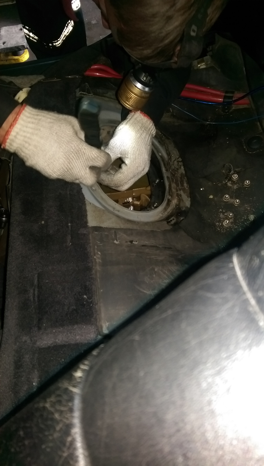 Запах бензина в салоне ваз 2110. Причина запаха бензина в салоне автомобиля нива 21214 инжектор. Воняет бензином в салоне ваз 2114. Сильно пахнет бензином в салоне. В машине сильно пахнет бензином.