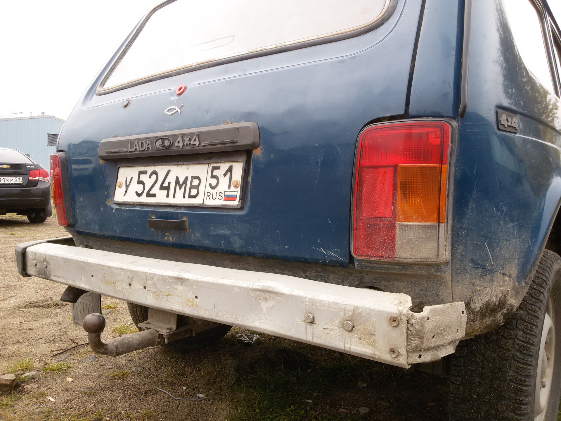 Ребро бампера как выпрямить. Как выпрямить задний бампер. Вмятина на заднем бампере. Как выпрямить бампер ваз 2107. Усилитель бампера ваз 2105.