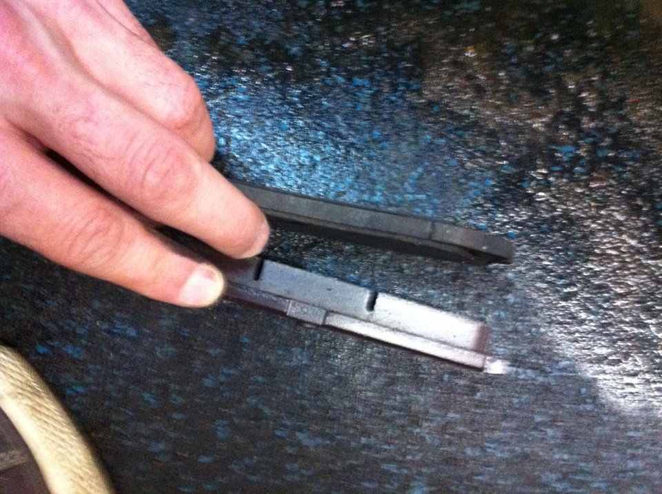 замена тормозных колодок — KIA Sportage (3G), 2 л, 2013 года | своими ...