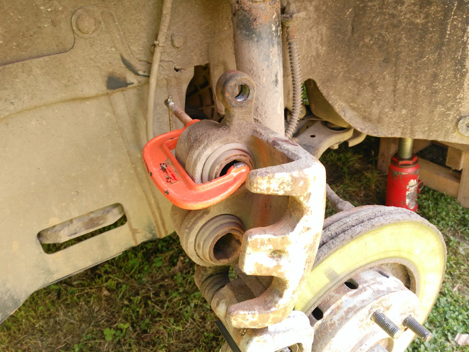 Как расжать поршня на суппорте? (лайфхак) — Mitsubishi Outlander (1G ...