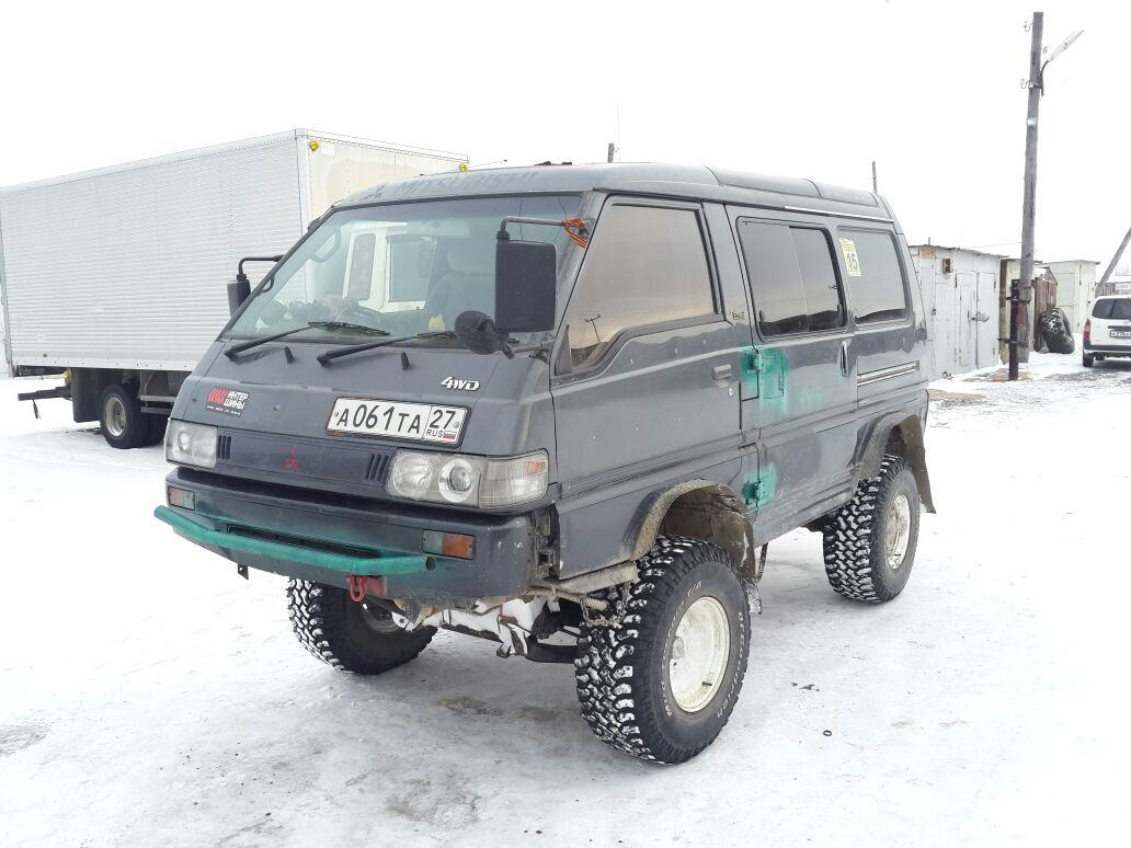 Delica кирпич. Mitsubishi Delica на 35 колесах. Силовой бампер на Delica p35. Мицубиси Делика кирпич задний бампер. Силовой бампер на делику p35w.