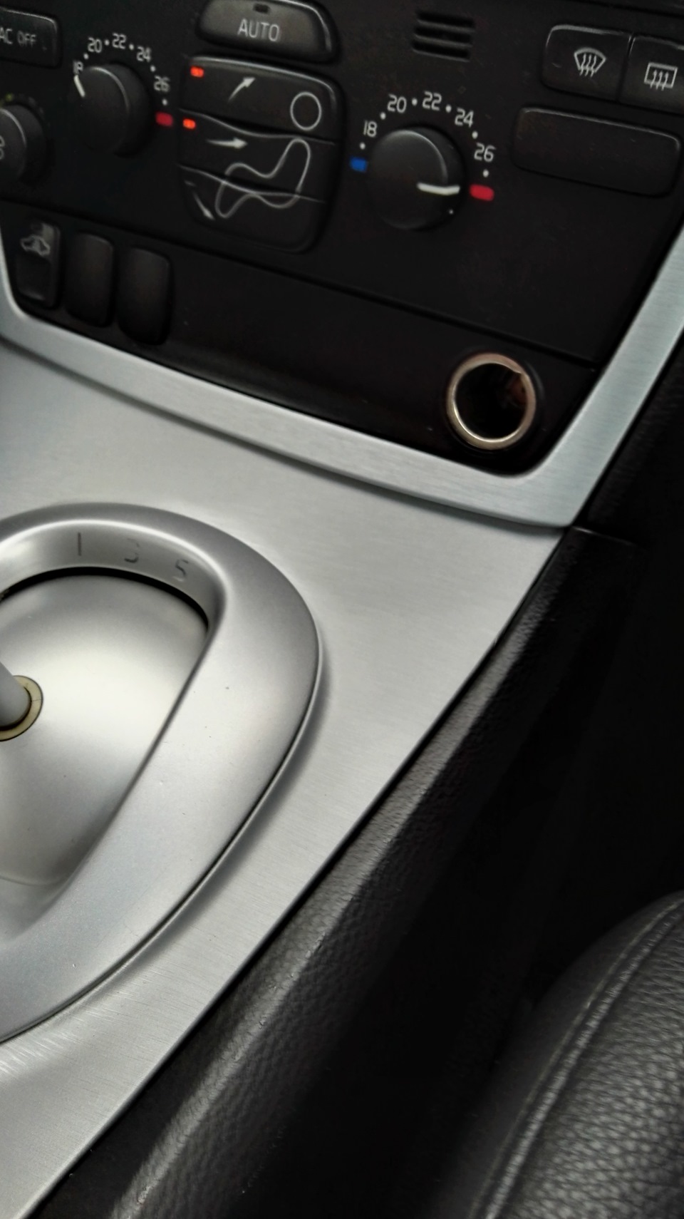 Перетяжка винилом шлифованный алюминий элементов салона — Volvo S60 (1G ...