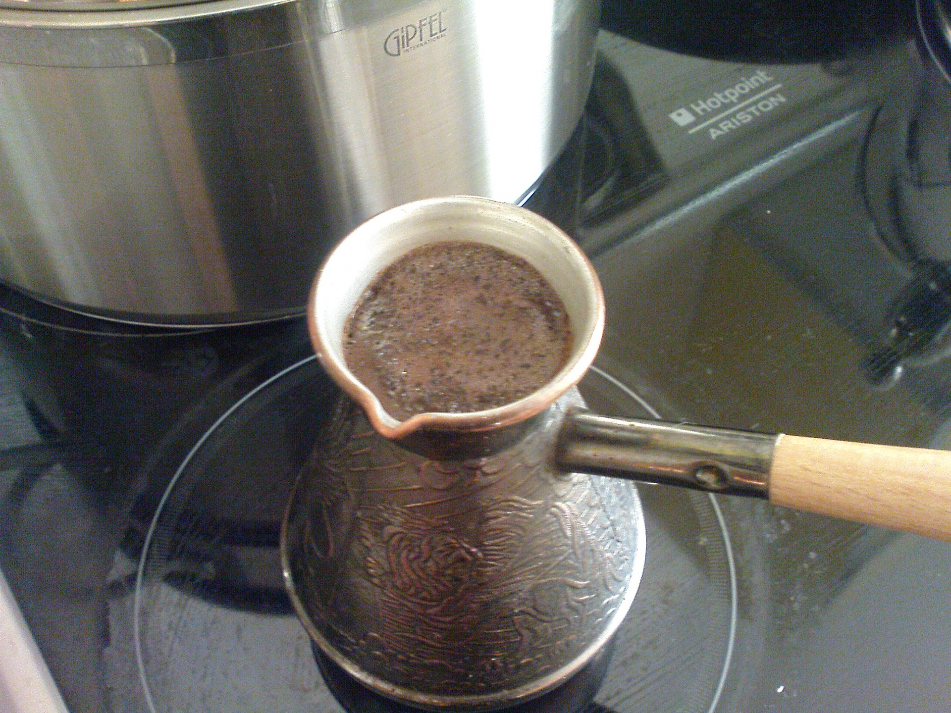 Сварить кофе на электроплите. Посуда для варки кофе на плите. Сотейник для кофе. Сосуд для варки кофе. Кастрюлька с кофе.