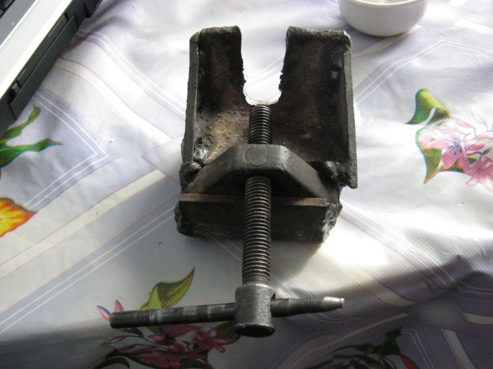 Самодельный съемник шаровых опор — Lada 2115, 1,5 л, 2005 года | своими ...