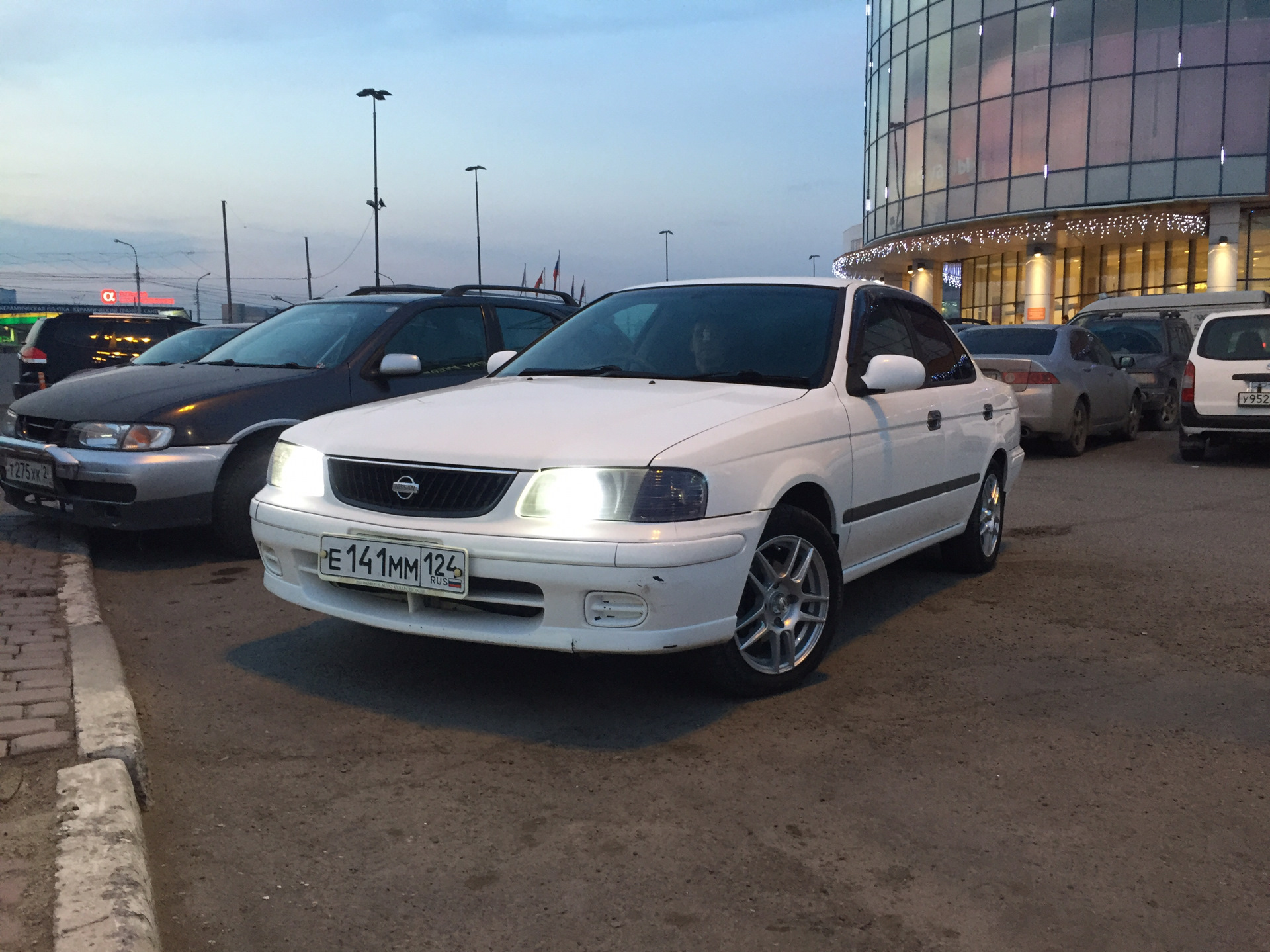 Nissan sunny fb15. Nissan Sunny 2001 Tuning. Nissan Sunny b15 тюнинг. Ниссан Санни fb15 белый тонированный. Ниссан Санни b15 обвес.