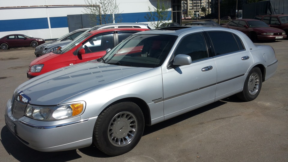 Lincoln Town Car Cartier