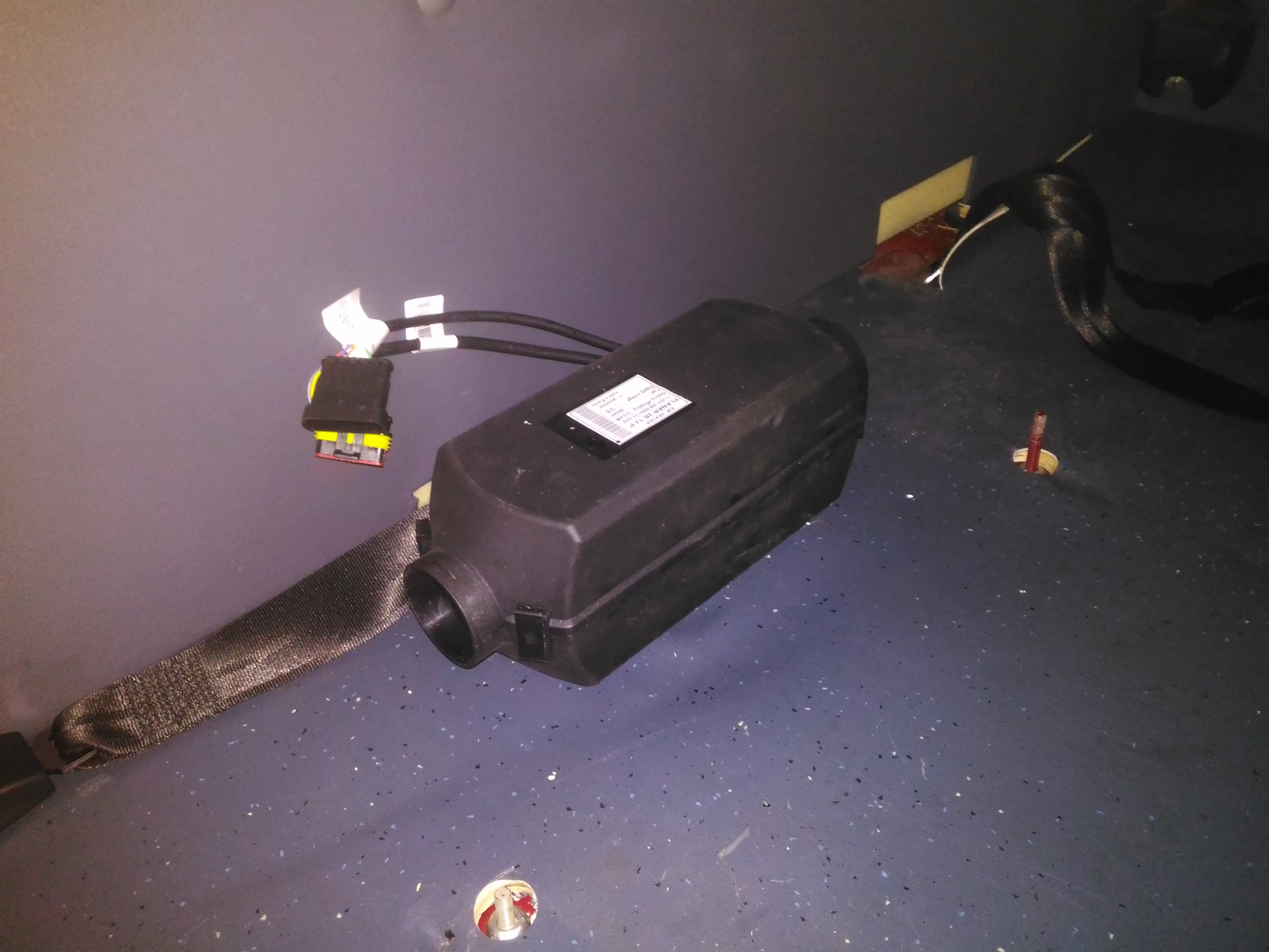 Сухой фен для автомобиля 12в уаз хантер. Автономный отопитель для гаража 12/220 вольт. Сухой фен через батарею. Китайская автономка 8 квт выхлоп через радиатор. Сухой фен для гаража дизель 220 вольт.