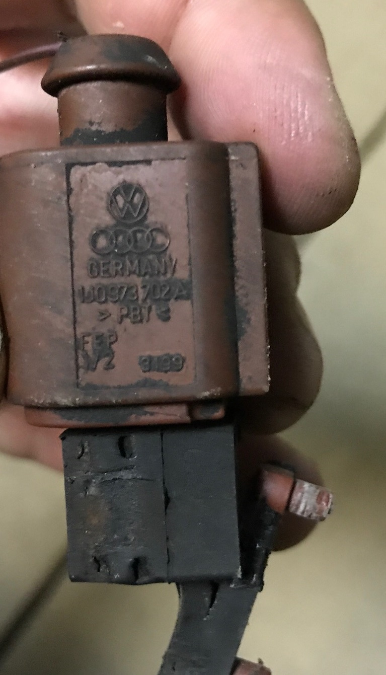 попутно делюсь еще одной темой — сломали мне тут как то одни злодеи концевичок на капоте, видимо перепутали инструкцию и разборка происходила в обратной последовательности (( нужно решать — если у кого то возникла похожая проблема и нужно решение (сломан разъем или не работает вовсе концевик) вот номер на всякий случай, по этому номеру можно подобрать правильный пин) — 1J0 973 702 A — Audi Allroad (C5). Запчасти на фото: 1J0973702A