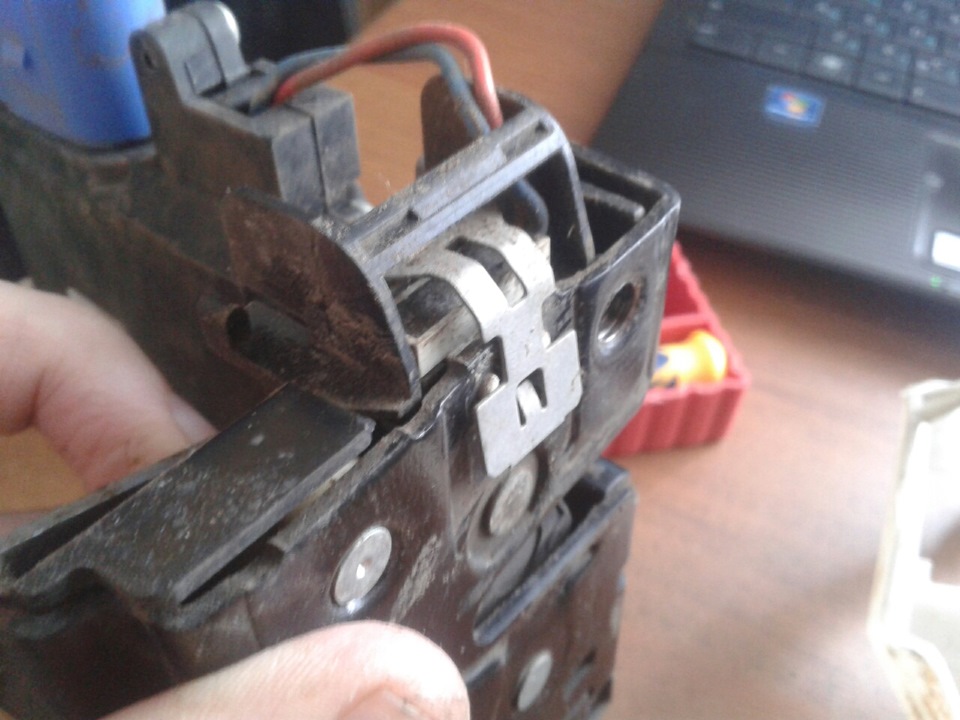 Отщелкиваем скобу. — Volkswagen Touareg (1G)