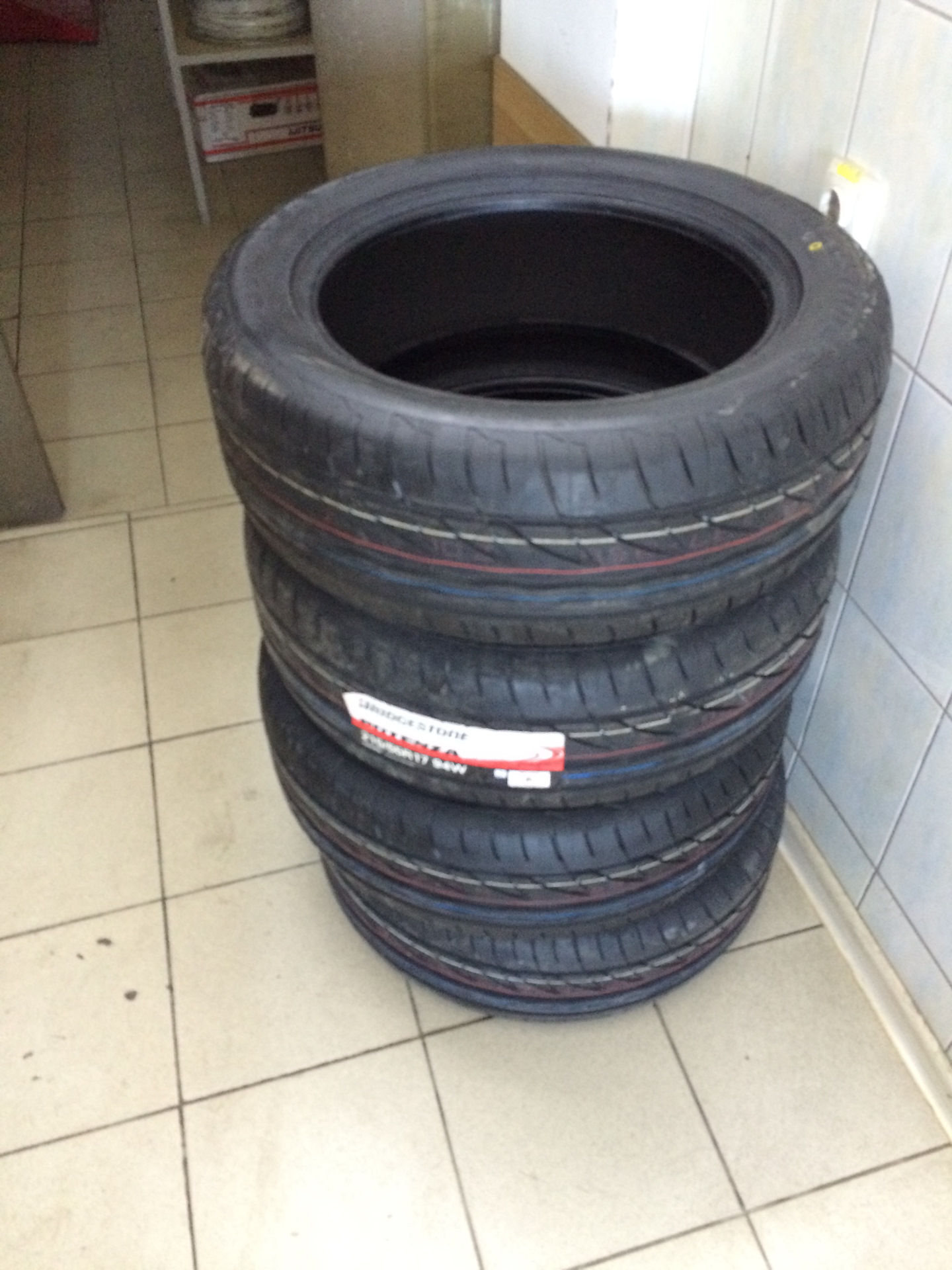 215 55 r17. 215/55 R17 Bridgestone potenza Adrenalin. Бриджстоун р 13 215 55. Резина 215 55 r17. Шины 215/55/17 легковые Bridgestone potenza.