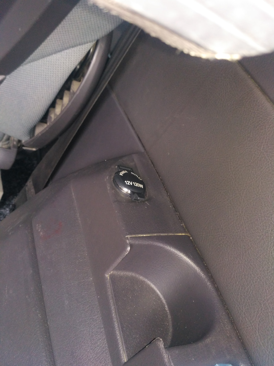 Добавил опцию — прикуриватель в багажник. Заменил порванный динамик ...