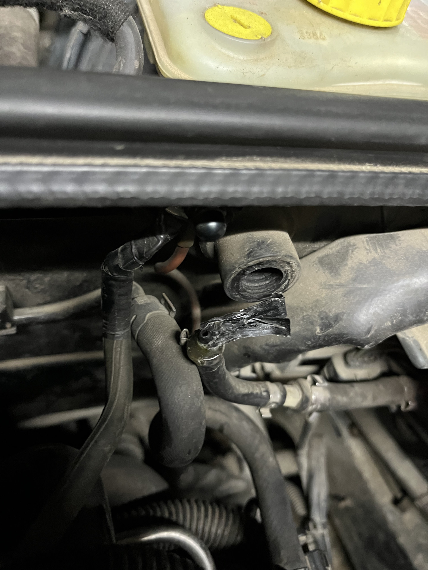 Замена трубки вакуумного насоса, уплотнительного кольца штуцера — Audi ...