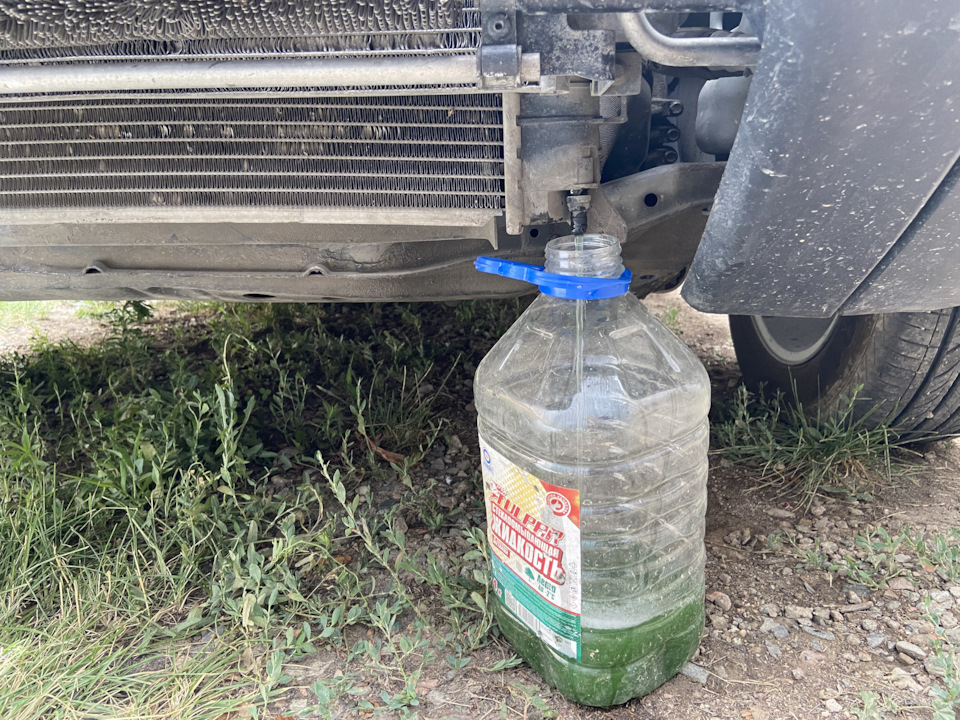 Сливной штуцер на радиаторе. — Volvo XC90 (1G)