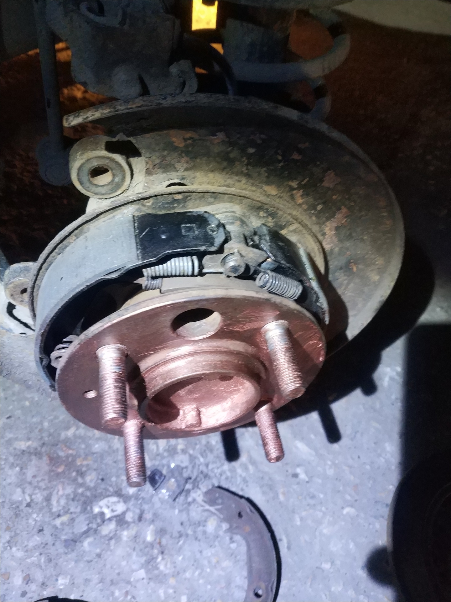 Замена колодок стояночного тормоза — KIA Magentis I, 2,5 л, 2004 года ...