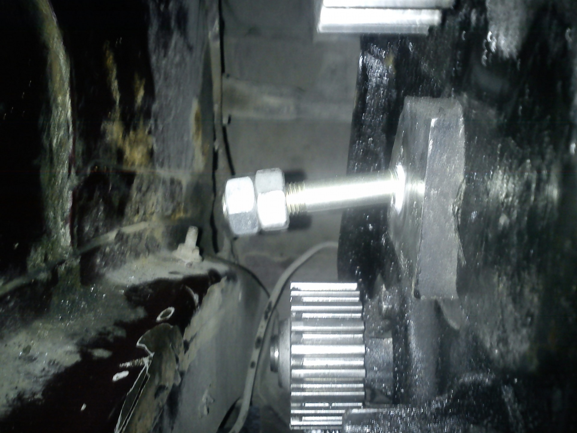 Резьба крепления натяжительных роликов hyundai accent двенадцатиклапанный. 4 сорвало резьбу натяжного ролика грм. Болт натяжного ролика акцент. Втулка с резьбой под натяжитель покера на фольксваген tdi. Сорвало резьбу со шпильки натяжного ролика.