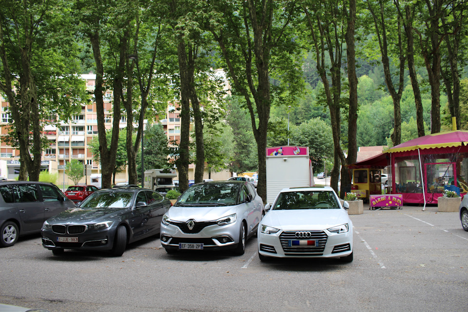 Парковка Esplanade du lac. Машины в тени, мест много. Тут же на месте имеется карусель, точка продажи сахарной ваты, вафель и прочих сладостей — Audi A4 (B9)
