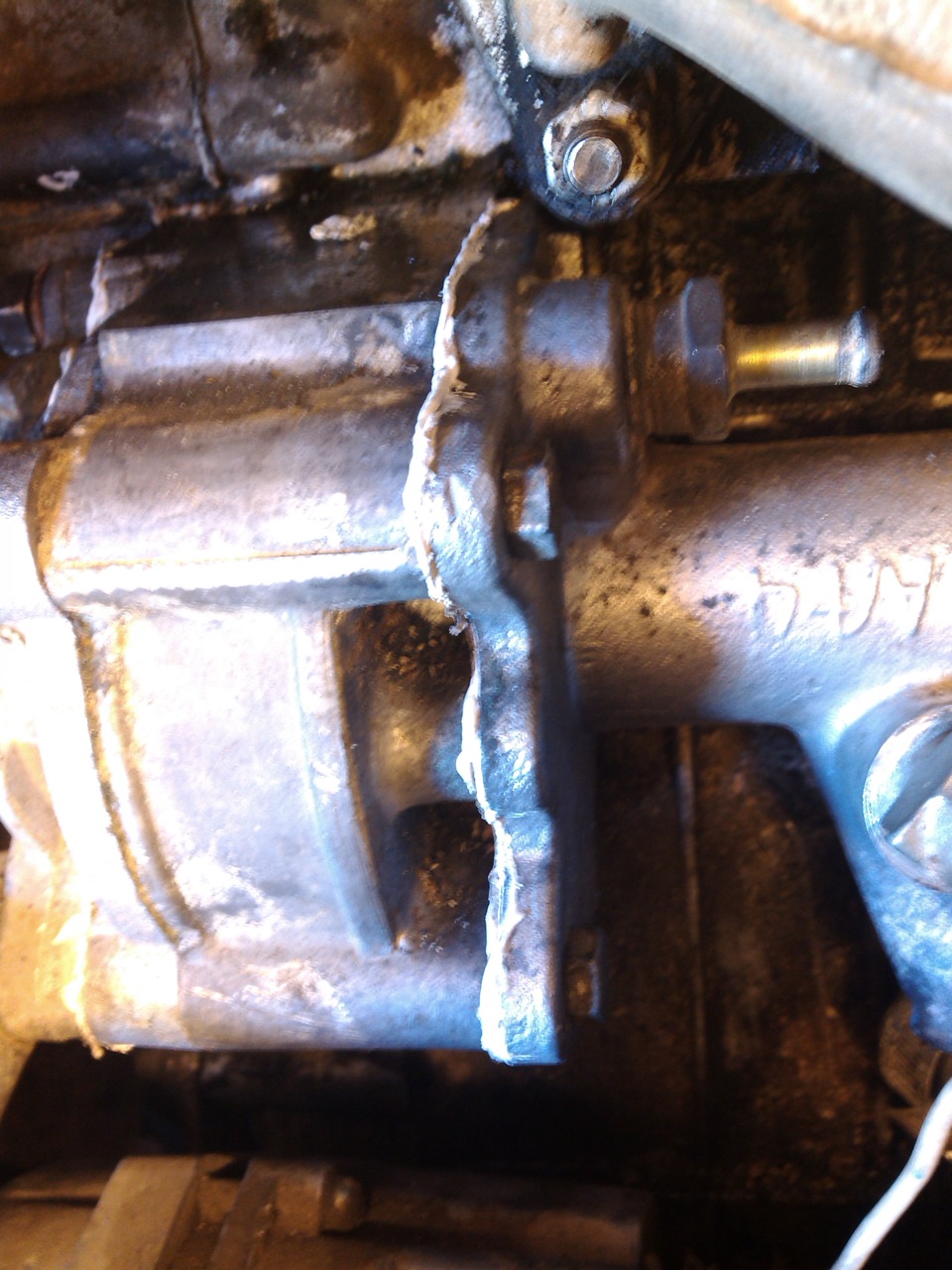 Течь прекратилась. Течь прекратилась. Затопило квартиру. Заржавел хомут. Течёт крыша в многоквартирном доме.