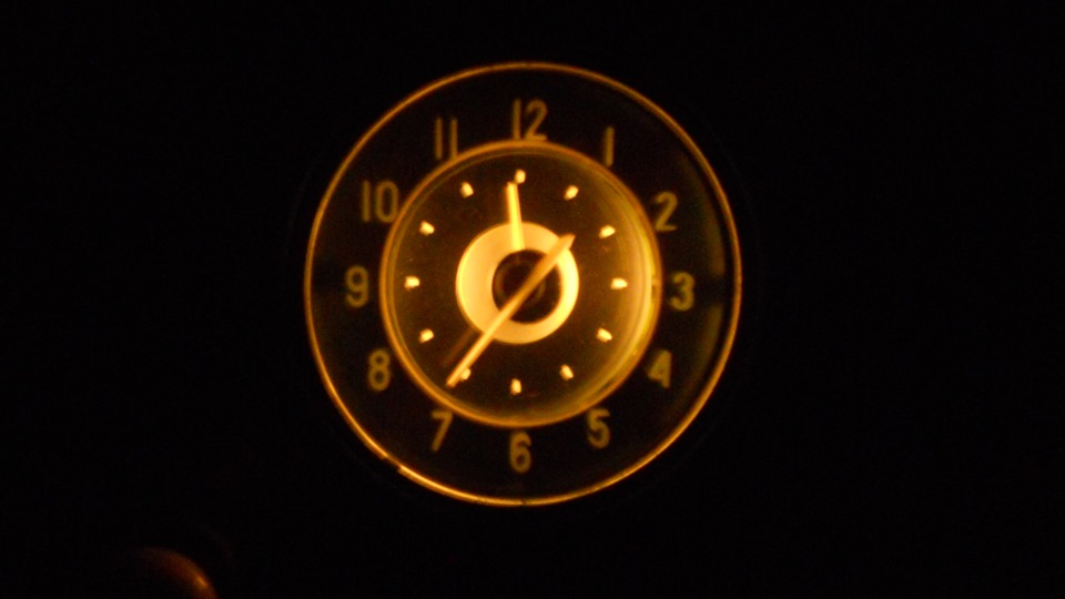 30 часов на машине. Часы ГАЗ 21 Волга. Часы автомобиля ГАЗ 21. Часы от Волги ГАЗ 21. Часы ГАЗ 24 Волга.