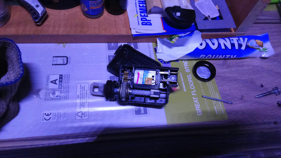 Замена моторчика центрального замка — Renault Laguna I, 2 л, 1996 года ...