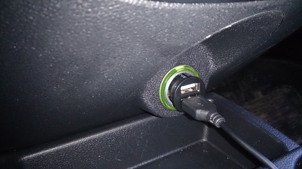 зарядник и лампочка в салон — Lada Гранта лифтбек, 1,6 л, 2014 года ...