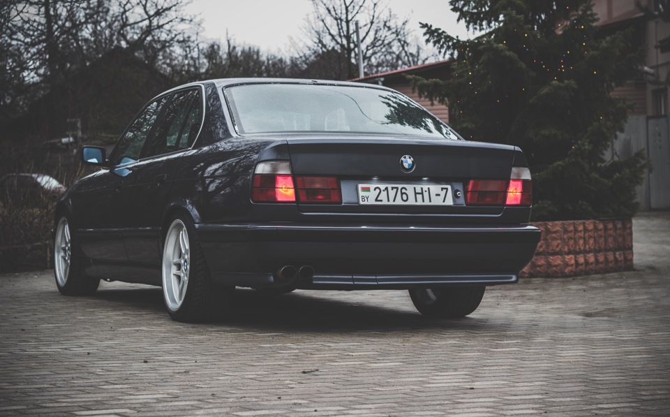 Красная рамка номера "BMW". - BMW 5 series (E34), 2,5 л, 1991 года запчасти DRIV