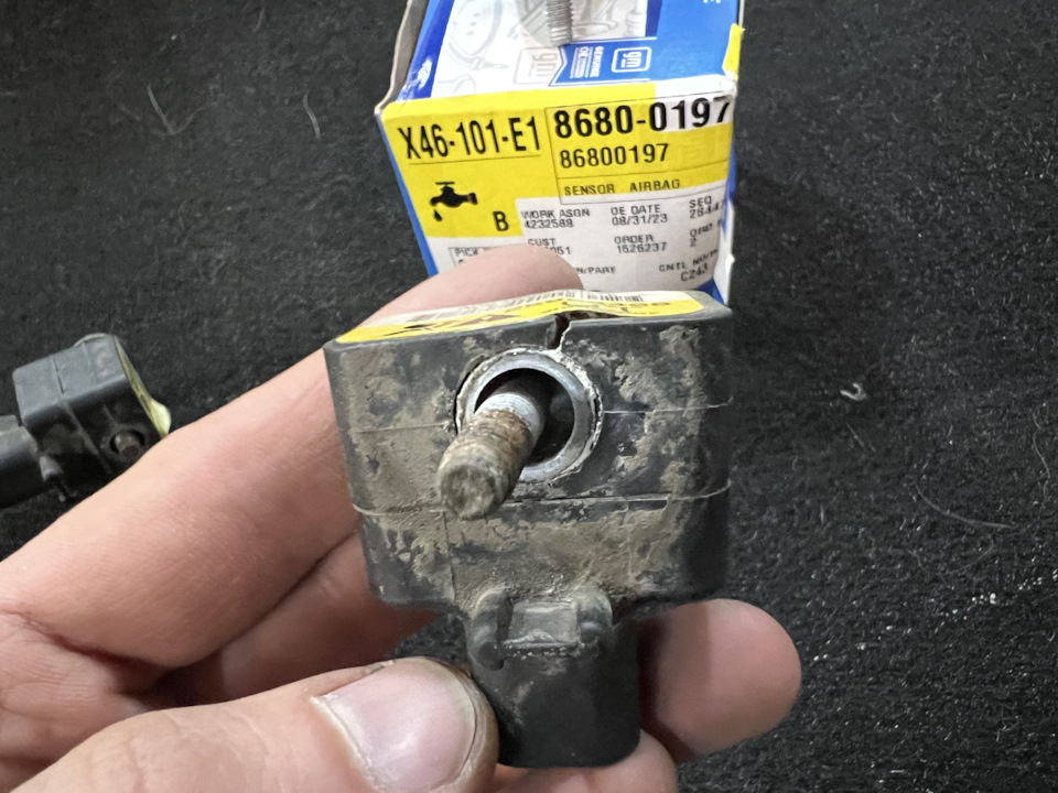 Исправный, но треснутый датчик. Трескается от того, что коррелирует втулка под болт — Cadillac Escalade (3G). Запчасти на фото: 86800197