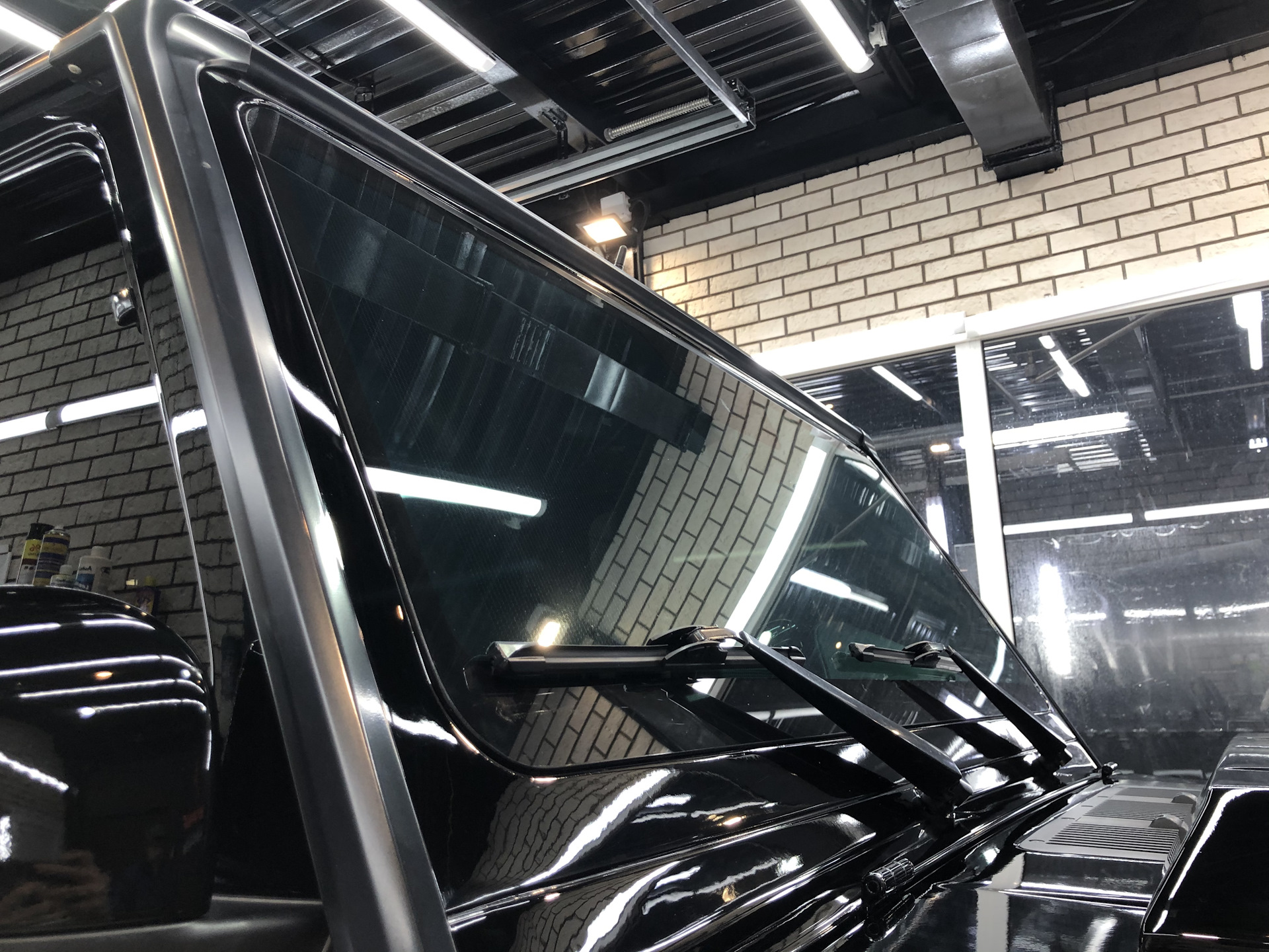 Стекла на гелик. Лобовое стекло Mercedes w463/w464. Стекло лобовое w463. W463 Mercedes лобовое стекло. Вклееные стекла Мерседес g 463.