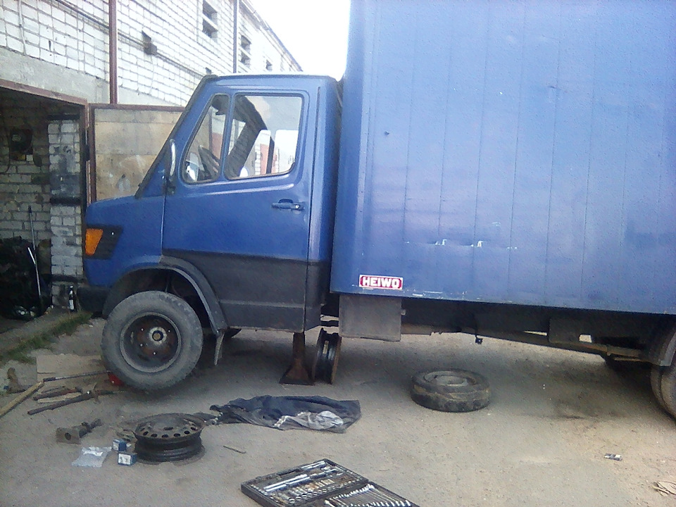 Замена передних сайлентблоков рессор и амортов — Mercedes-Benz T1, 2,4 ...