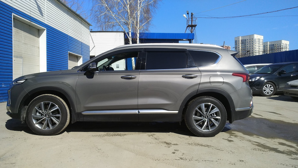 15. Tył: odkręć górne mocowanie amortyzatora (dostęp przez bagażnik/wnękę nadkola — zależnie od wersji) i wyjmij amortyzator. — Hyundai Santa Fe TM