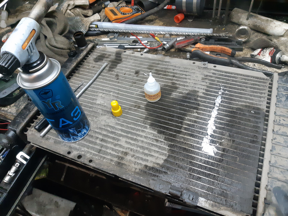 Потек основной радиатор охлаждения. — Lada Приора хэтчбек, 1,6 л, 2014 ...