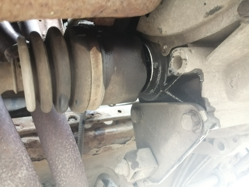 Замена патрубка сапуна — Lada Приора седан, 1,6 л, 2012 года | своими ...