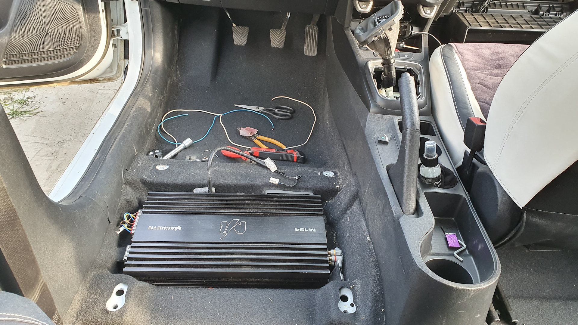 автомобильный усилитель на рено логан 2. усилители на спинке ваз 2112. усилитель звука в рено дастер. ребенок в желтом где усилитель. The baby in yellow игра.