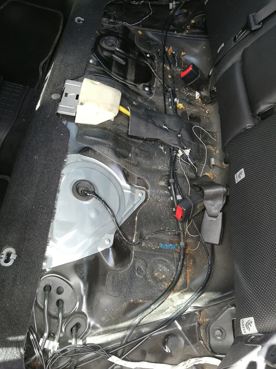 Замена лампы дополнительного стопа — Subaru Legacy (BL/BP), 2,5 л, 2007 ...