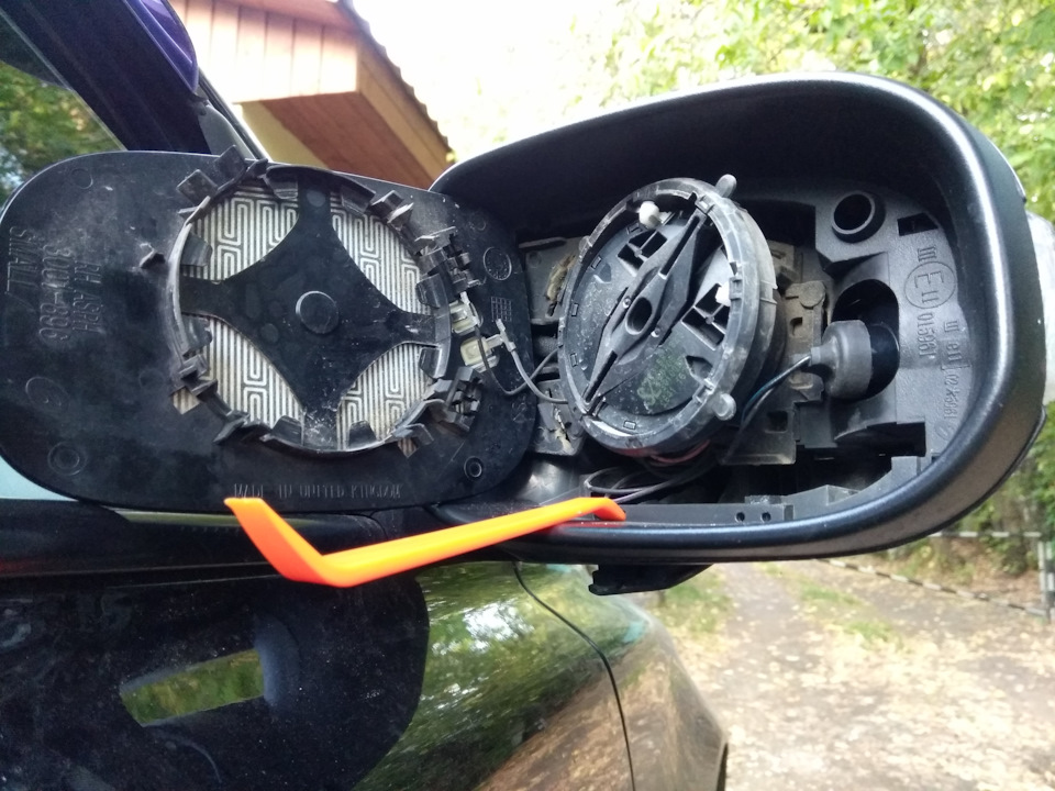 Замена лампочек боковой подсветки в зеркалах. — Volvo V50, 2,4 л, 2009 ...