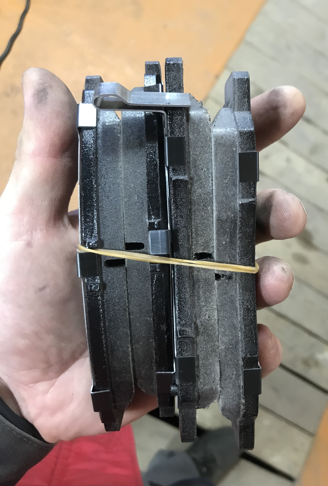 Замена передних тормозных колодок — Honda Civic 4D (8G), 1,8 л, 2007 ...