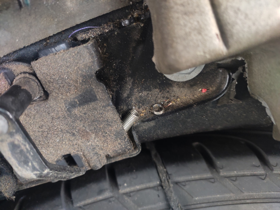 Доводчик багажника. Всё как у всех. — Audi Q7 (1G), 3 л., 2007 года ...