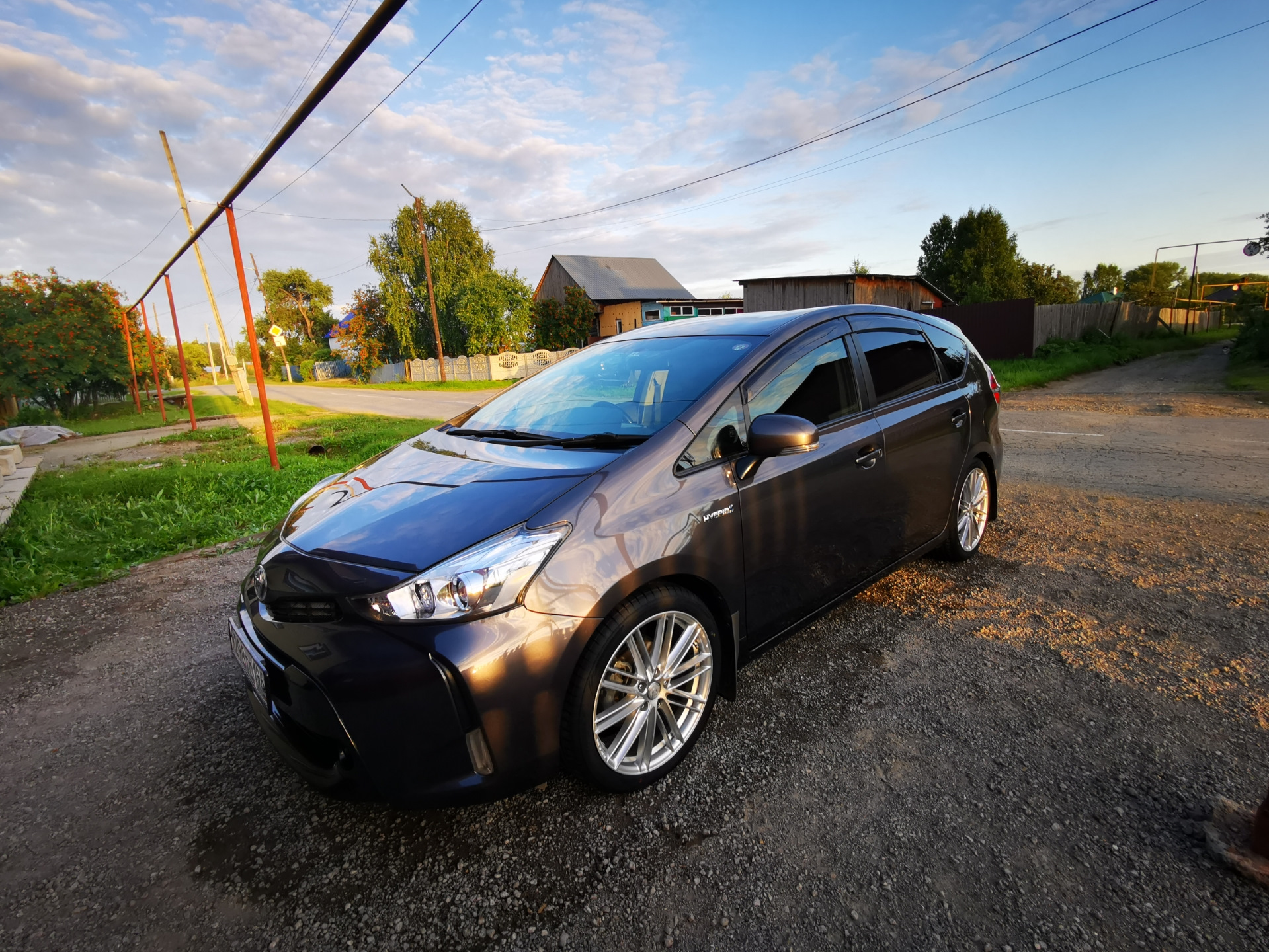 Toyota Prius Alpha 2015