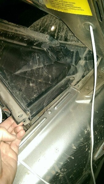 Автосвет на ниву шевроле своими руками. ahAAAgAUTuA 960. Автосвет на ниву шевроле своими руками фото. Автосвет на ниву шевроле своими руками-ahAAAgAUTuA 960. картинка Автосвет на ниву шевроле своими руками. картинка ahAAAgAUTuA 960. Сначала начал с правой фары, там места много. Снял только бачек омывателя.Снимаем заводскую лампу ближнего света, в этом же отделении стоят и габариты. Меняем сначала габариты, так удобнее. Далее устанавливаем диодную лампу в ближний свет (кстати диодные лампы с вентиляторами и маленькими блоками) и именно в ближнем свете не очень удобно ставить диоды, потому, что усик который держит саму лампу не очень хочет, чтобы диодная лампа пролазила через него. По этому снял усик и надел его на лампу и потом вставил все это вместе в линзу и потом мучался, чтобы завести усик обратно на место (с одной стороны усик заводится в специальные пазы, где мы его и отстёгиваем, а с другой стороны, у него скажем так две проволочки вставляются в меленькие дырочки, вот в эти самые дырочки я и мучался попасть. Немного даже пришлось подзагнуть проволоку на усике). Усики заводил плоскогубцами с длинными носиками. Когда лампа, благополучна установлена, надо убрать маленькие блоки в саму фару (блоки замотал в кусочки шумоизоляции, чтобы не болтались в фаре, а то места там у них много. Товарищ в сервисе где брал лампы, говорит, что они просто убирают блоки в фару и ни чем не обматывают их, можно и так. Кому как нравится). Все разъемы на лампах, полностью совпадаю со штатной проводкой, поэтому ни обрезать, ни паять и т.д, ничего не надо. Подключаем провода, закрываем на место крышку и готово. Аналогичные действия проводим с остальными фарами.