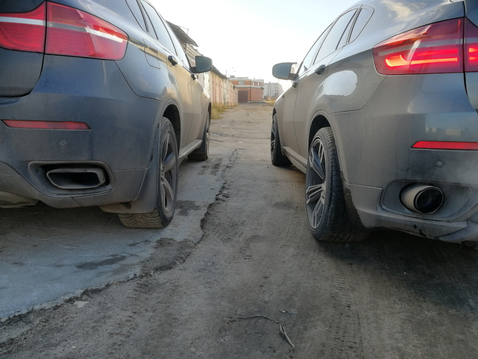 Кто ставил задние брызговики сток на бампер m performance? — BMW X6 ...