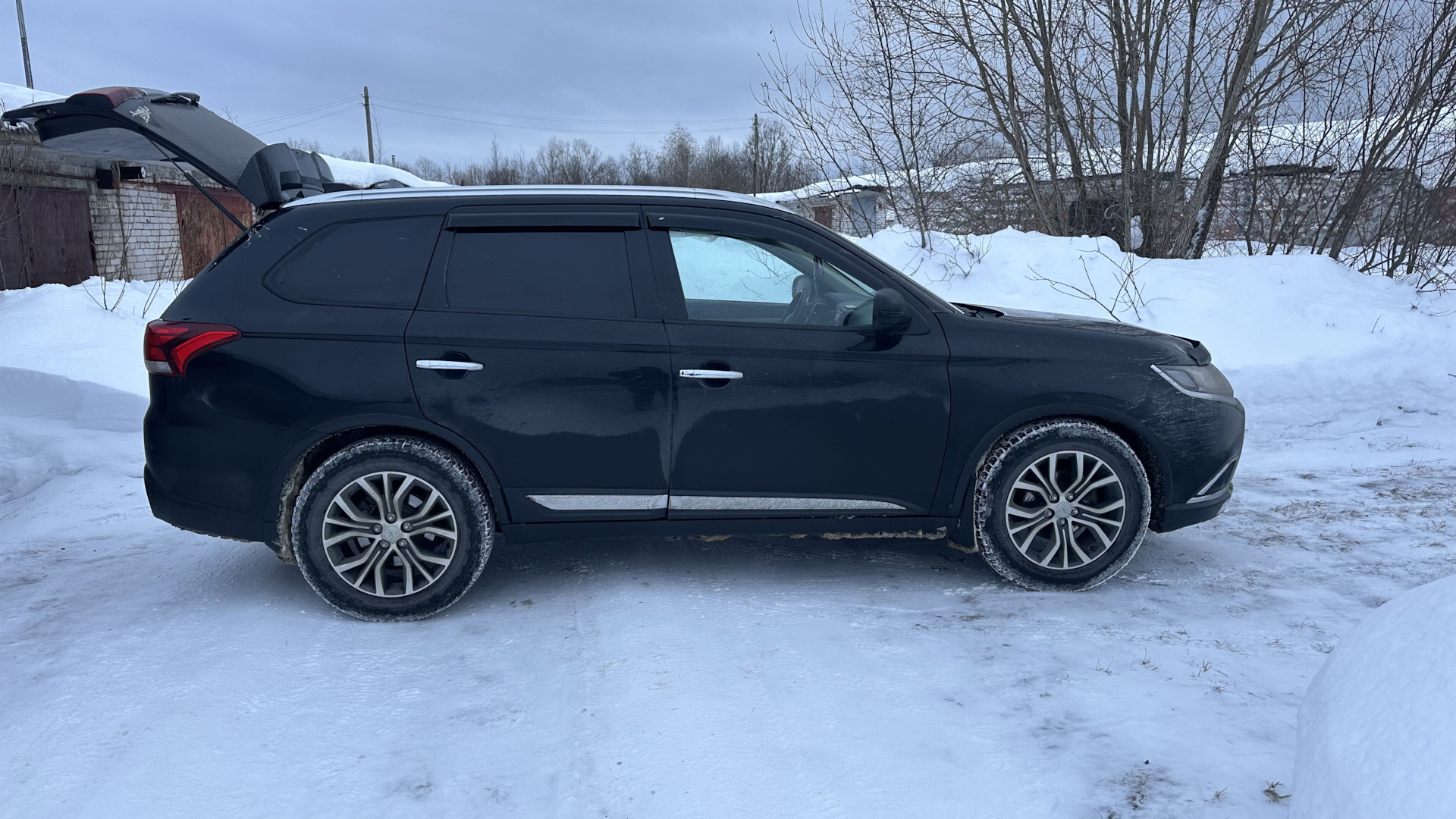 Митсубиси аутлендер 3 колеса 235 55 r18. Mitsubishi outlander колеса. Mitsubishi outlander xl колеса. Outlander 2017 резина с завода. Митсубиси аутлендер какие шины.