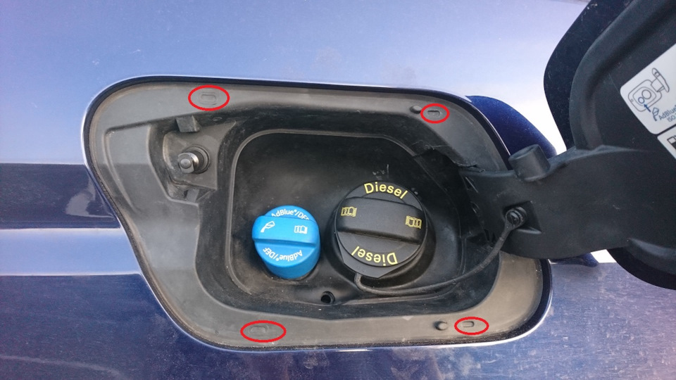 Замена дренажной трубки в заправочном лючке — Volkswagen Touran (2G), 2 ...