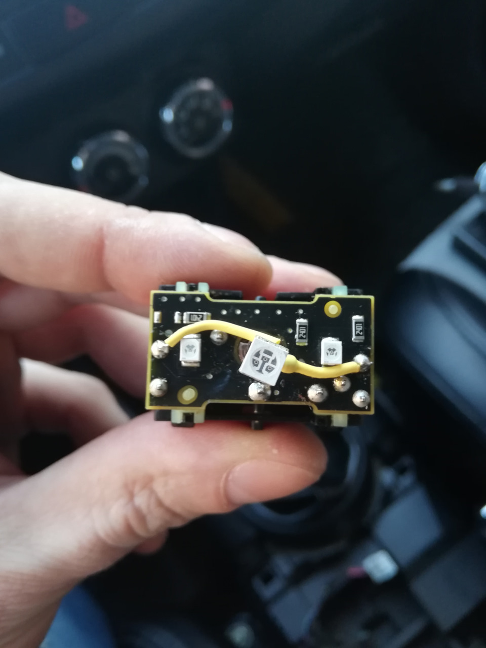 Установка диода вместо родной лампы кнопки обогрева сидений mitsubishi ...