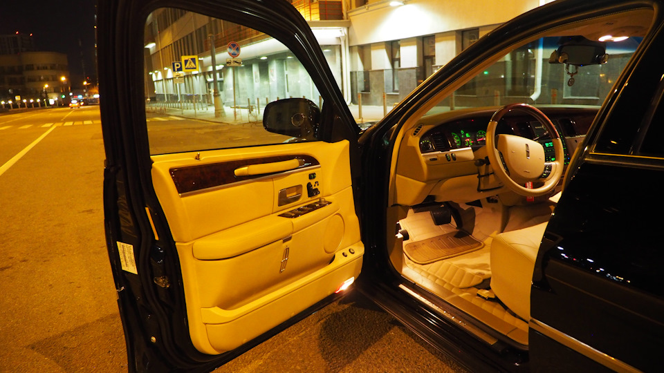 Lincoln town car 1992. Смотреть фото Lincoln town car 1992. Смотреть картинку Lincoln town car 1992. Картинка про Lincoln town car 1992. Фото Lincoln town car 1992