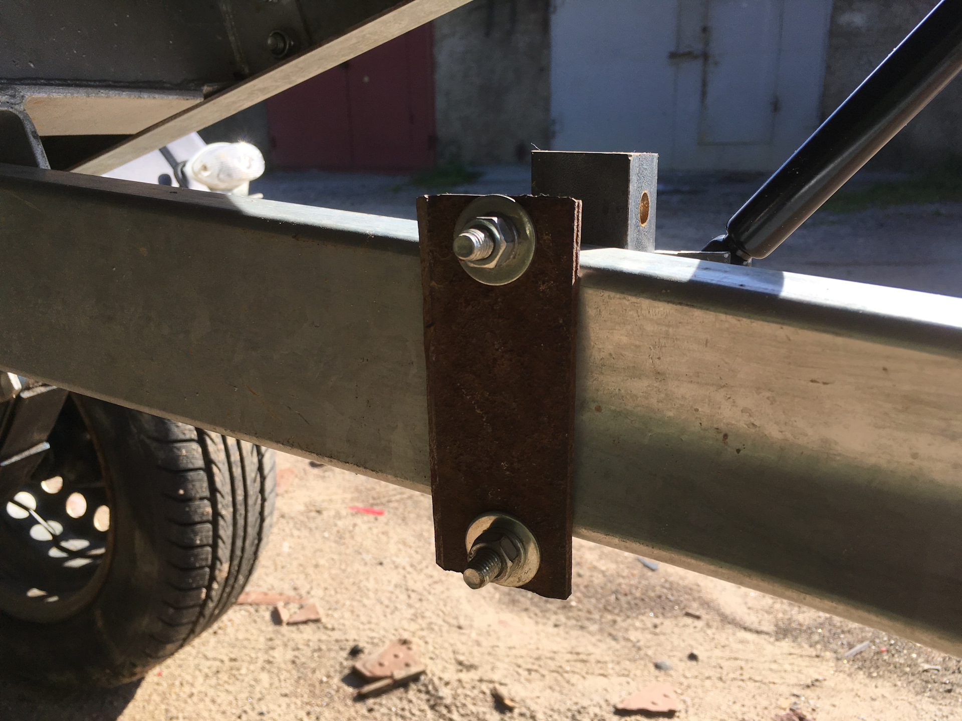 Держатель запасного колеса мзса 3105. Упор прицепа grunwald. Упор для прицепа мзса. 001. Кронштейн упора лодки прицепа мзса.