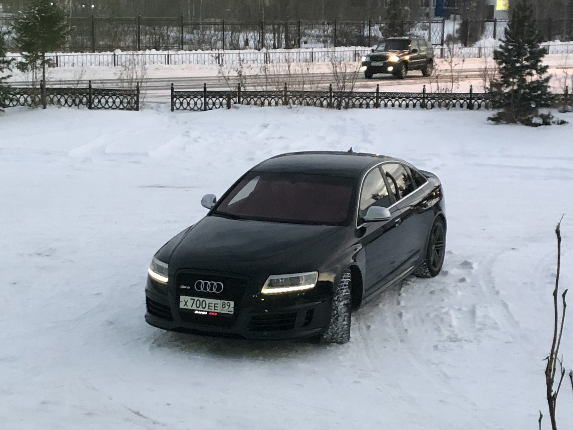 Зима номер. Audi rs6 Winter. Ауди 186 регионом. Машины с номерами зима. Audi RS зимой.