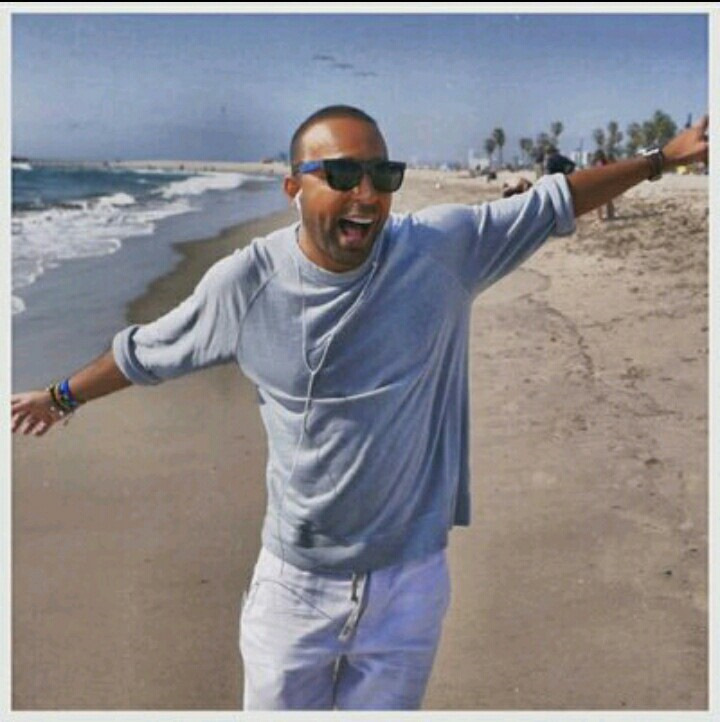 Arash обложка альбома. Arash kardi. Араш tike tike. Араш фото. Араш и хелена с микрофоном.