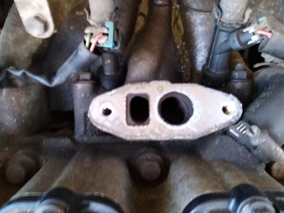 Прокладка целая, но прикипевшая.Пришлось аккуратно счищать ключом — Chevrolet Lanos