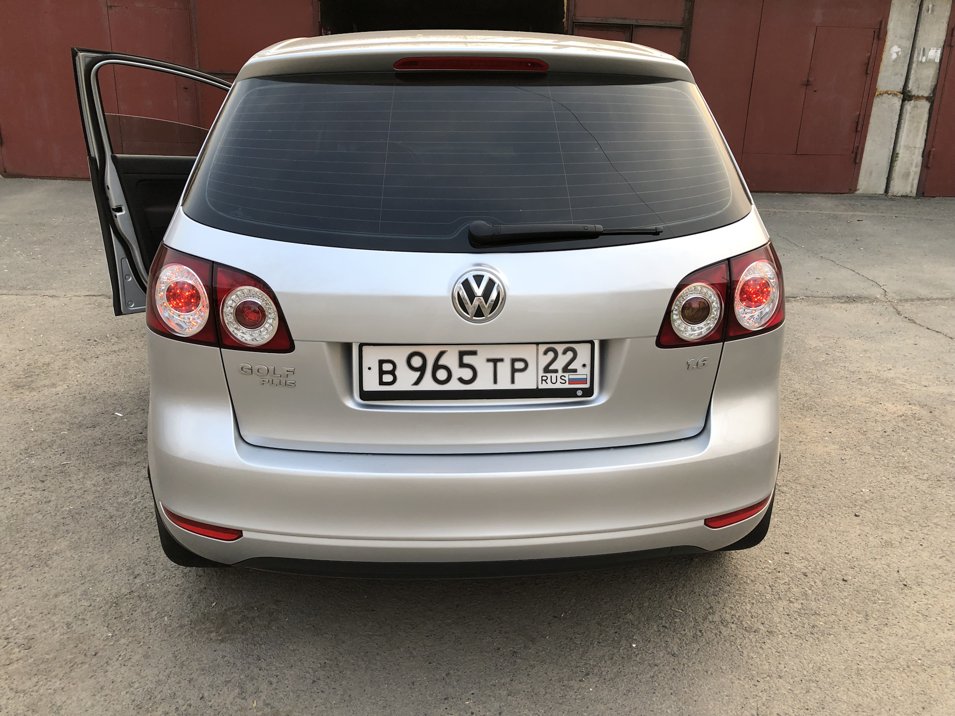 Задняя плюс. Golf Plus 1.6 сзади. 5m0 945 096 s. Гольф плюс оптика. Задние фонари на гольф плюс 2012.